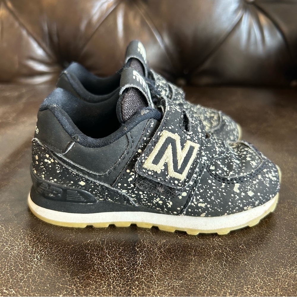 ✨4 for $60✨ New Balance Kids Black and Cream Speckled Sneakers Size 6